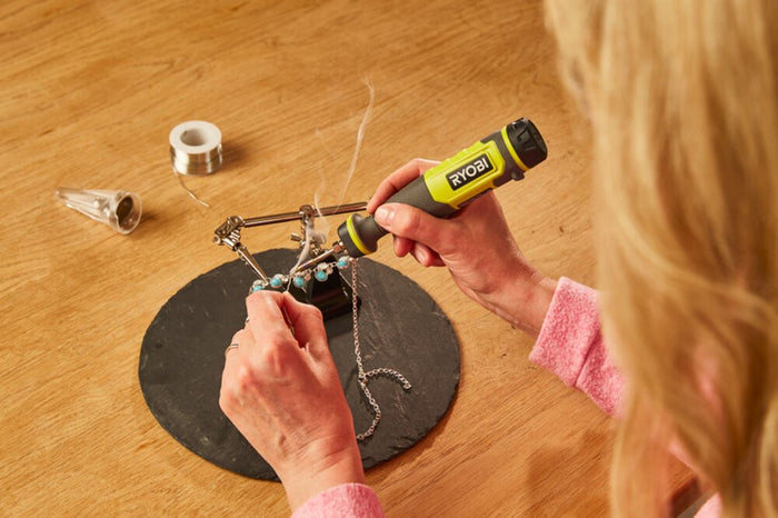 Kompaktna bežična lemilica USB Lithium™ RSI4-120G 4V (2,0 Ah) RYOBI